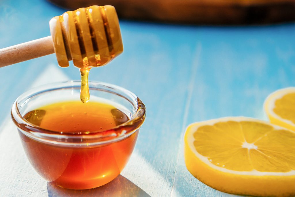 ترکیب عسل با موادی همچون دارچین، عناب و لیمو خاصیت ضدسرفه دارد.