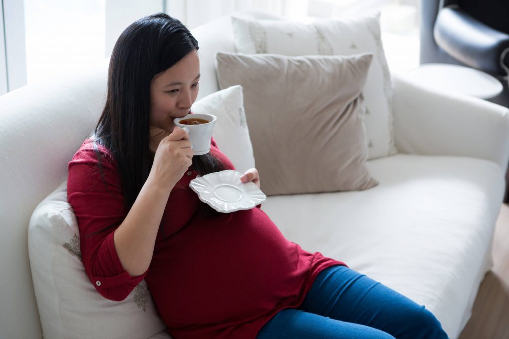 در دوره بارداری برای آگاهی از میزان مصرف چای باید با پزشک متخصص مشورت کنید.