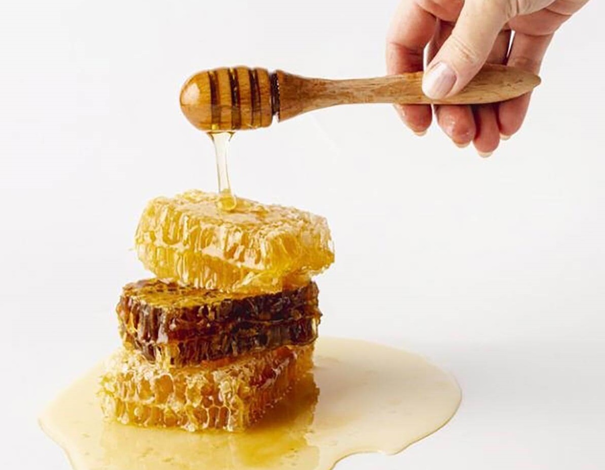 استفاده از عسل یک روش درمانی سنتی برای درمان تب به شمار می‌رود.