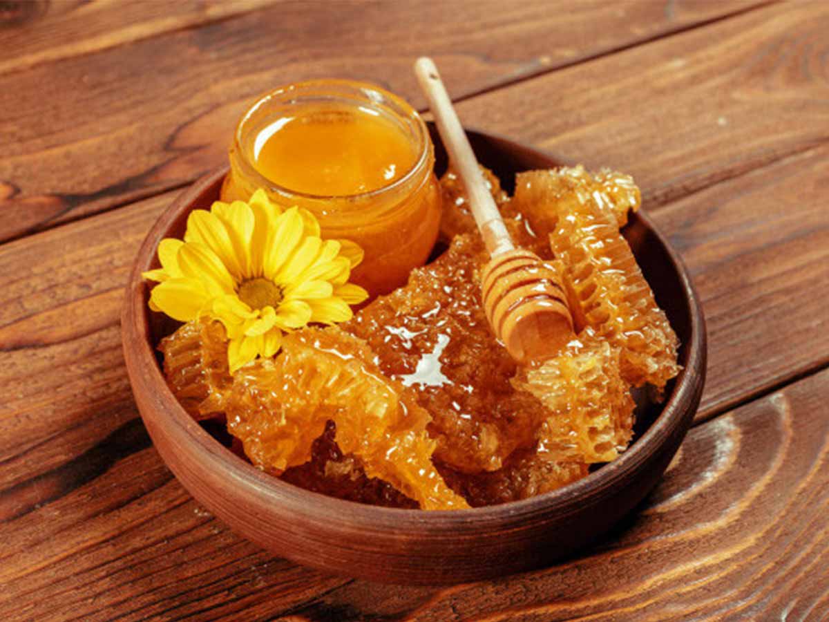 عسل یکی از روش های درمانی سنتی برای تب به شمار می‌رود.