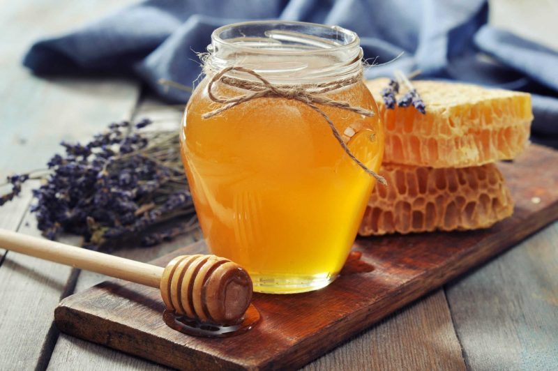 یک راه درمان طبیعی برای دندان درد استفاده از عسل است.