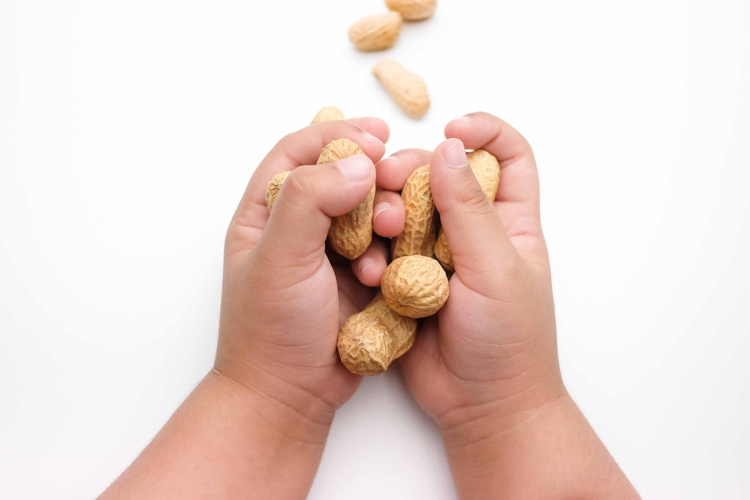 بادام زمینی فواید متعددی برای کودکان دارد.