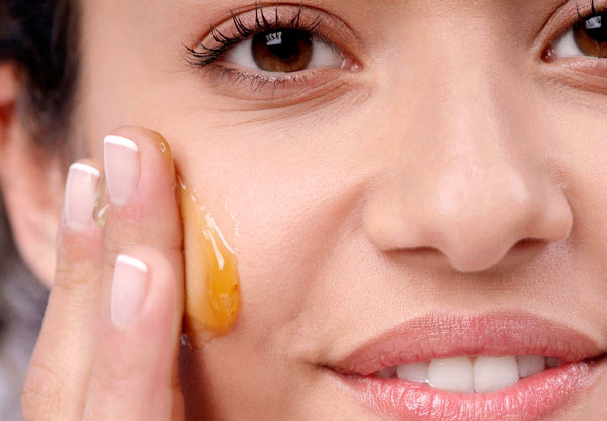 لکه‌ها‌ و التهابات پوستی با استعمال ماسک عسل و دارچین خیلی سریع بهبود پیدا می‌کنند.
