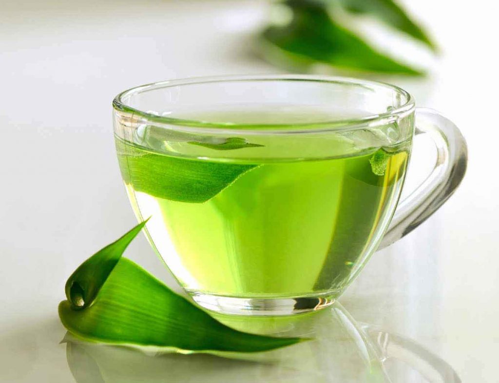 چای سبز می‌تواند باعث شادابی و شفافیت موها شود.