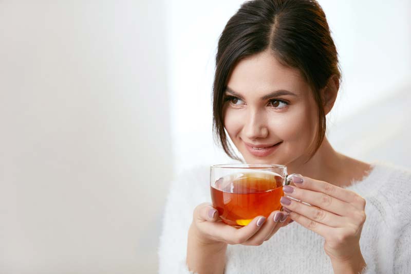 عنصر دیگه موجود در برگ‌های چای ارگانیک تئانین، نوعی اسیدآمینه حلال در آب هست که به کاهش استرس و افزایش آرامش کمک می‌کنه.