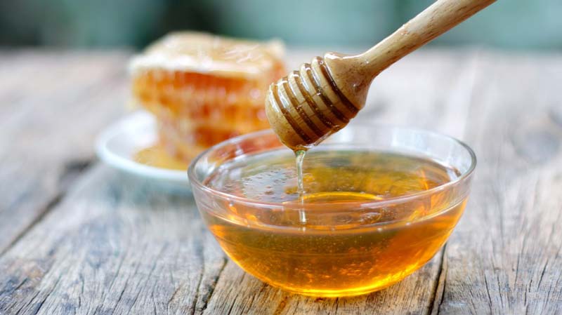 اگر از قبل به محصولات زنبورها حساسیت دارید از استفاده عسل برای چشم‌ها خودداری کنید. 