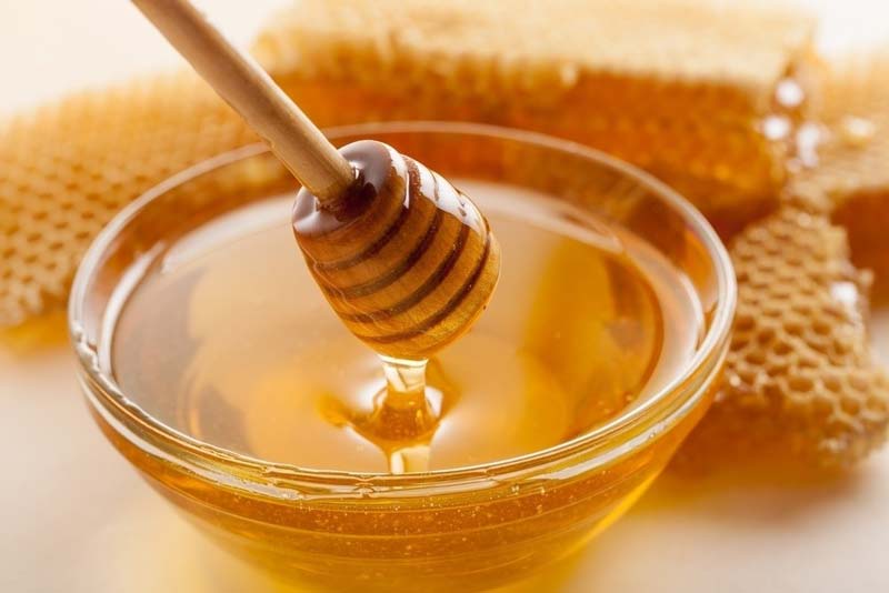 به دلیل قند بالا و کالری زیاد، زیاده روی در مصرف عسل ممکن است مضر باشد.
