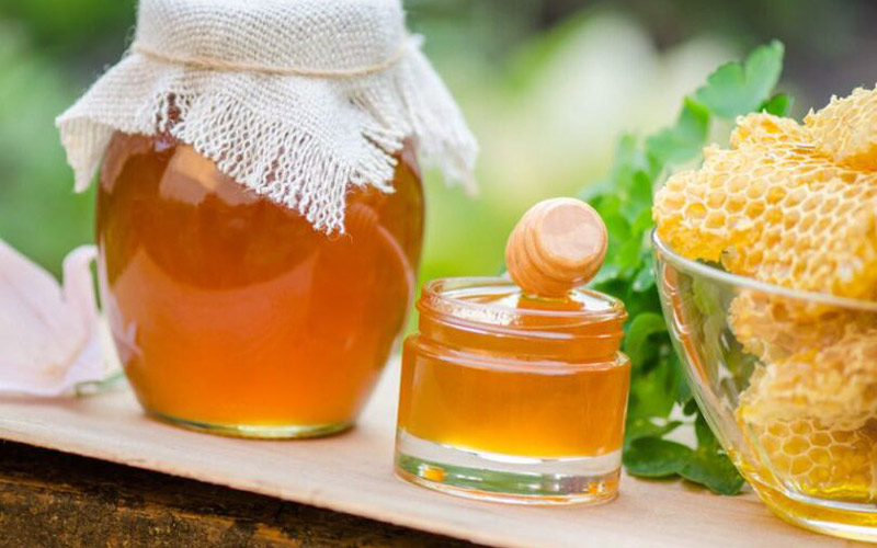 درمان عفونت لثه با عسل با استفاده از ماساژ لثه امکان پذیر می باشد.
