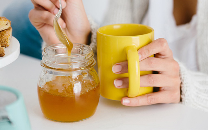 عسل و چای برای سلامتی پوست و مو مفید هستند. 