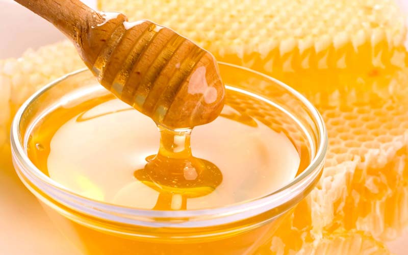 پروتئین، کربوهیدرات و کالری بالای موجود در عسل انرژی مورد نیاز بدن کودک را برای ورزش، بازی و فعالیت‌های روزمره تامین می‌کند.