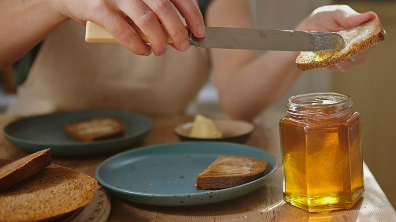 انستیتوی ملی بهداشت و مراقبت و بهداشت عموم انگلستان، مصرف عسل طبیعی را جز اولین‌ روش‌ها برای درمان سرفه یا گلودرد می داند.
